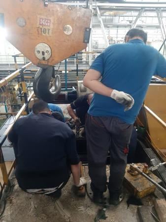 تیم فنی هنگام دمونتاژ شفت