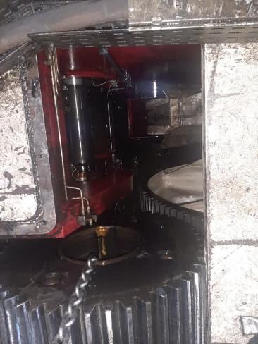 چرخ‌دنده و شفت درون تاج پرس