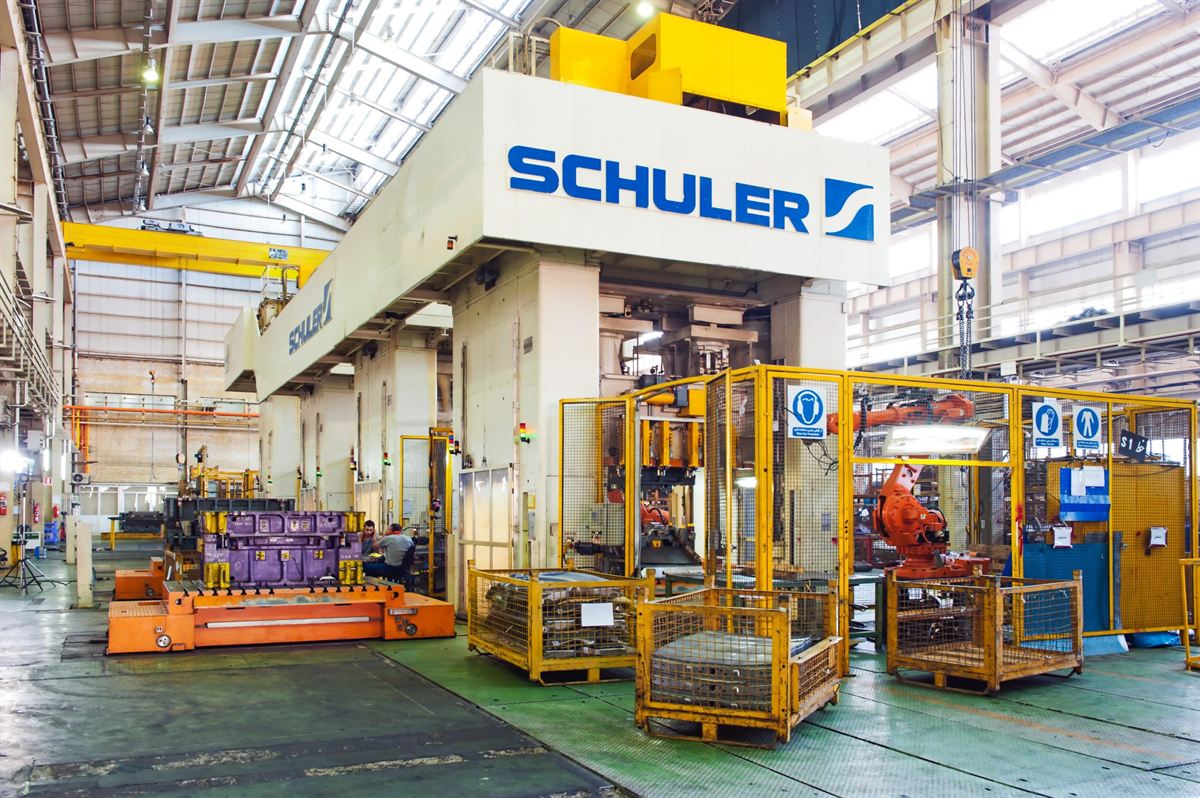پرس Schuler با سلول‌های رباتیک در خط تولید
