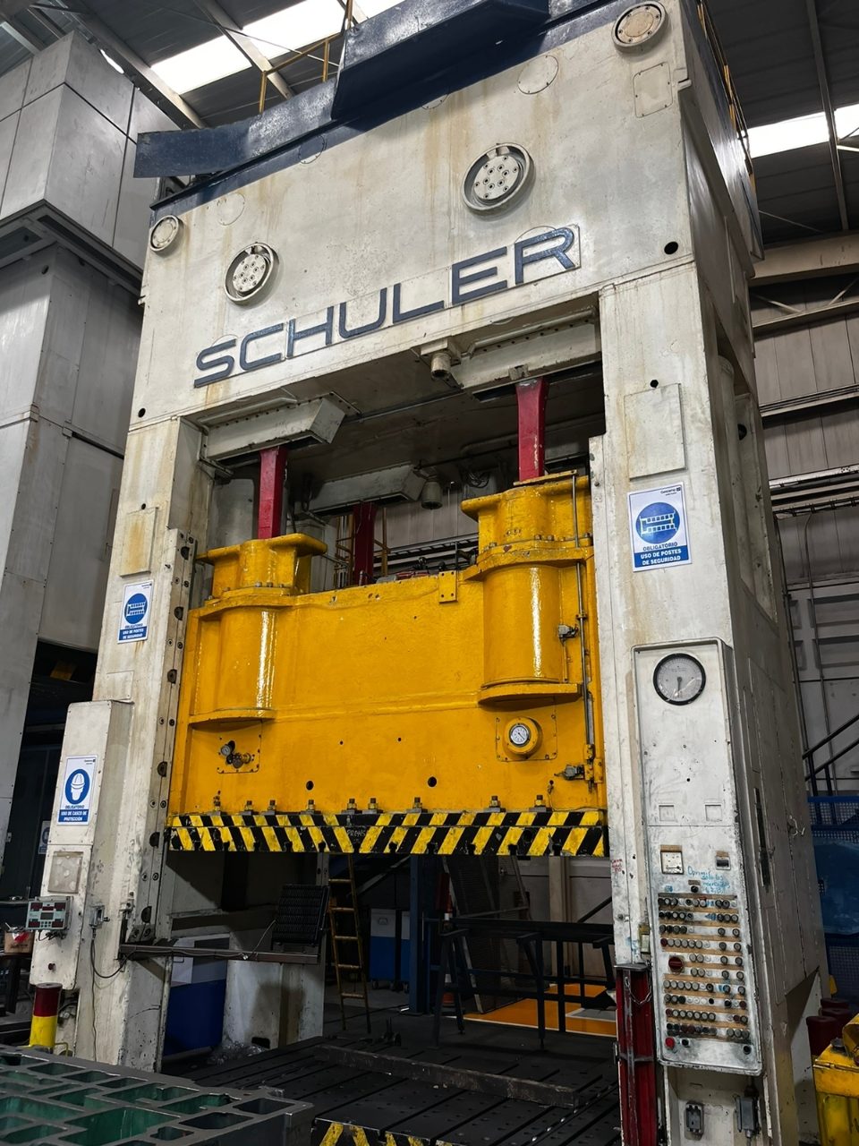 پرس هیدرولیک Schuler در حال تعمیر